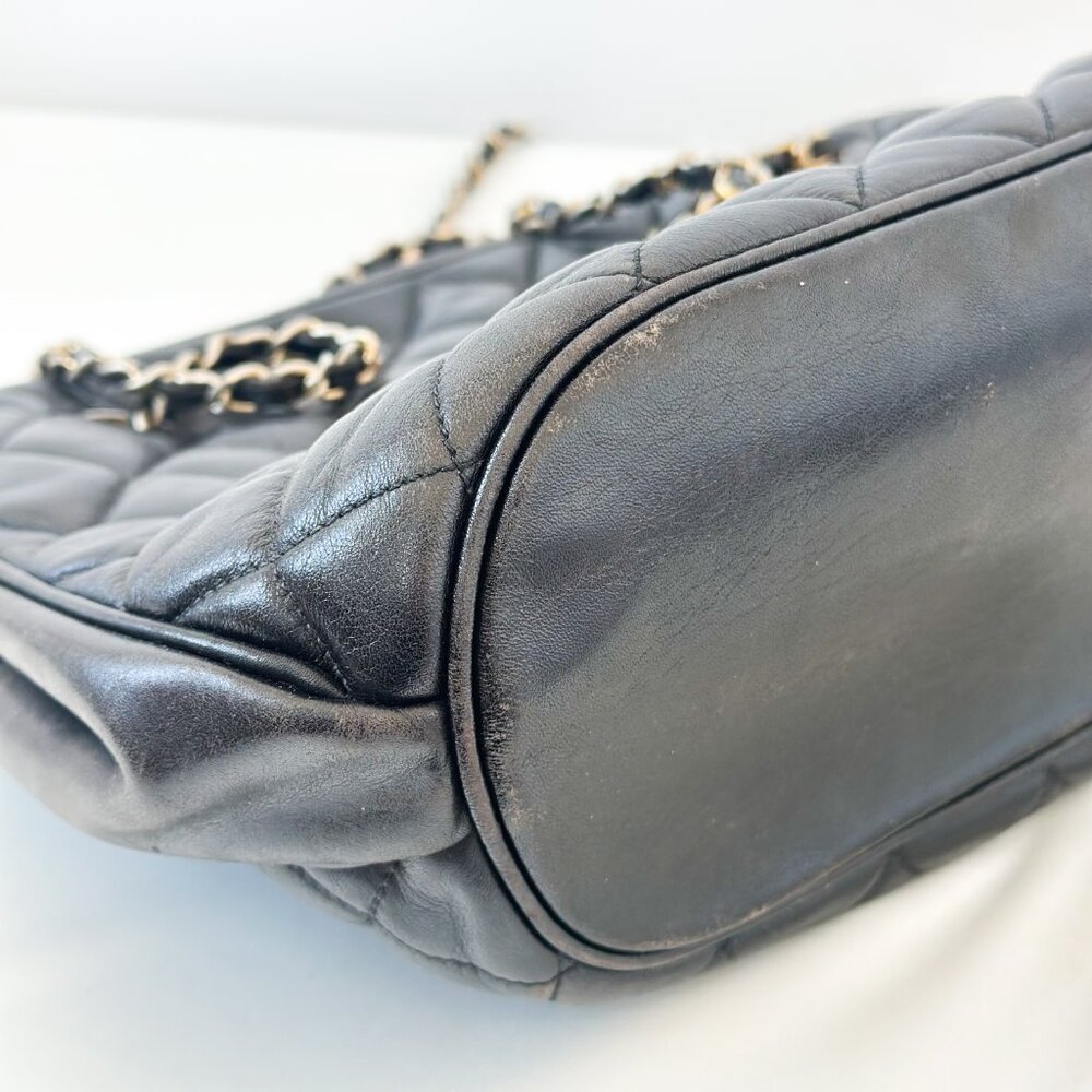 90’s CHANEL Black Quilted Lambskin Shoulder Bag with Gold Chain - Picture 5 of 16